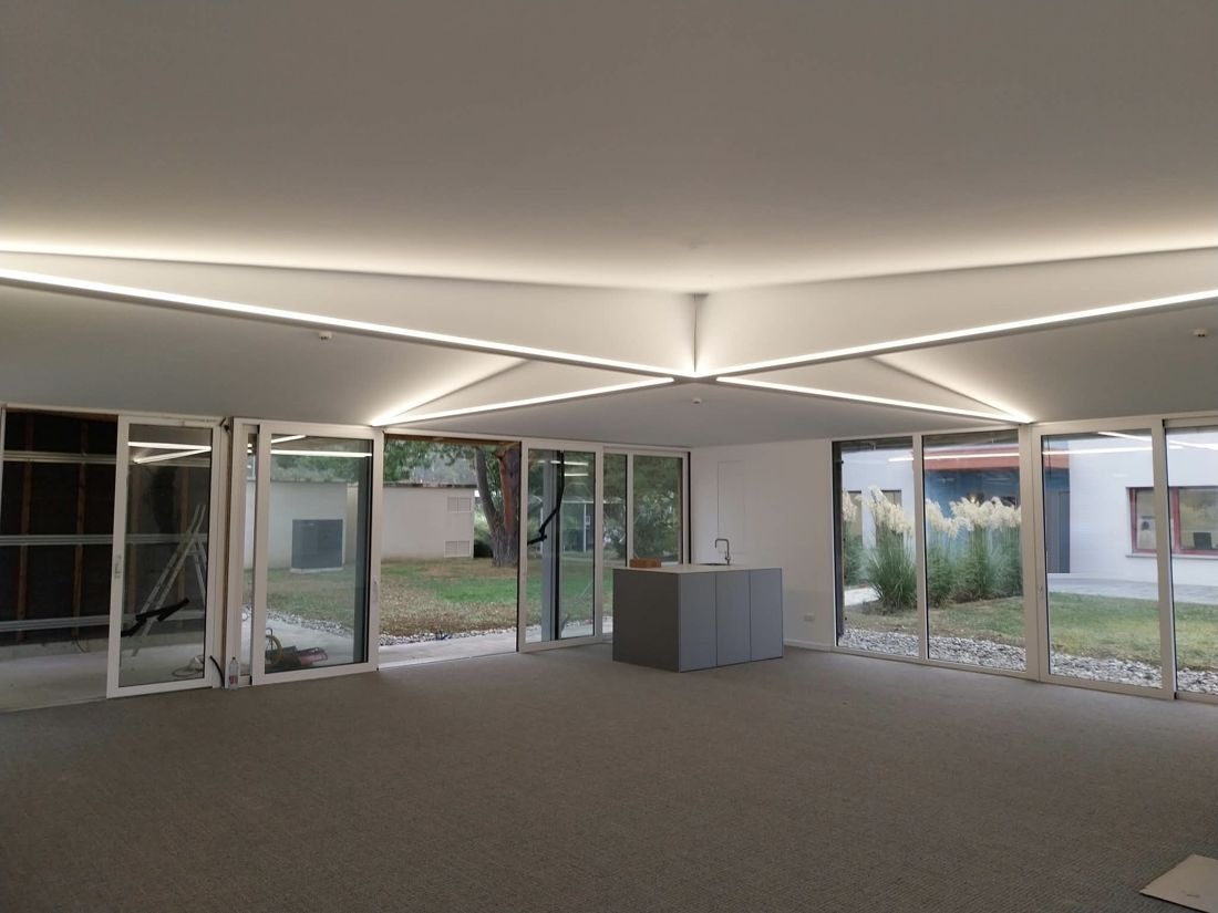Éclairage LED intégré au plafond