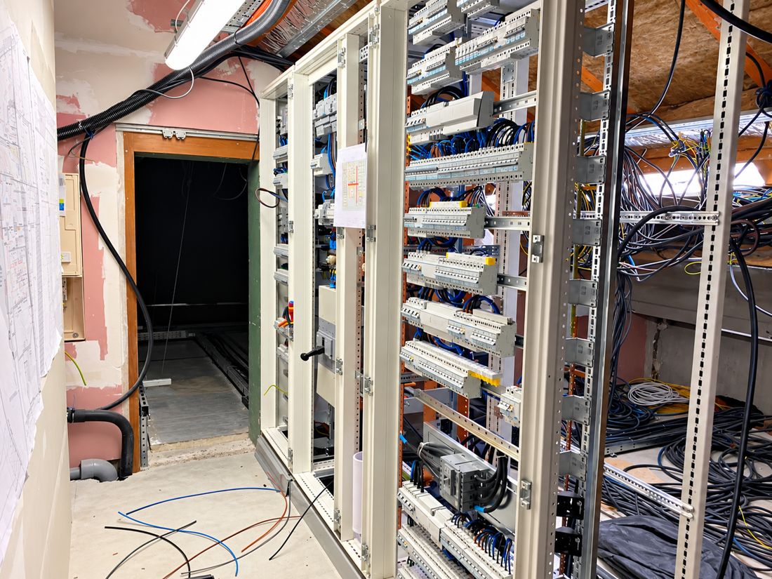 Armoires électriques en cours de câblage